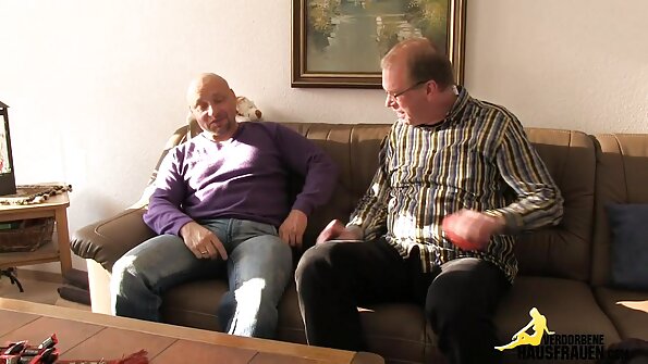 ஒரு அடக்கமற்ற பெண், தயக்கமின்றி, ஆண்குறியின் தமிழ் திரைப்பட கவர்ச்சி மாமியின் கீழ் மாற்றப்படுகிறார்