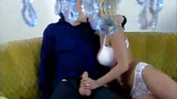 ஒரு பெரிய ஆணுறுப்பு ஒரு அழகியை அவளது ஆங்கிலம் நீல, கவர்ச்சி படம் புழையில் கடுமையாகப் புணர்ந்தது