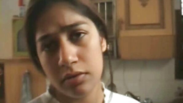 சுருள் குஞ்சு சுயஇன்பம் செய்து தனக்குத் திருப்தி அளிக்கிறது நீல, கவர்ச்சி தமிழ் படம்