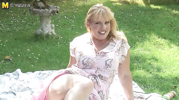 இரண்டு ஸ்லட்டுகள் ஆங்கிலம் bp, கவர்ச்சி படம் அனைத்து துளைகளிலும் ஒரு பெரிய டிக் கிடைக்கும்