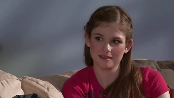 ரெட்ஹெட் மெலிந்த பெண் தனது வாயையும் அவளது புழையையும் கருப்பு நிற டிக்களால் ஆக்கிரமித்துக் ஆங்கிலம் மாமியின் படம், கவர்ச்சி கொண்டாள்