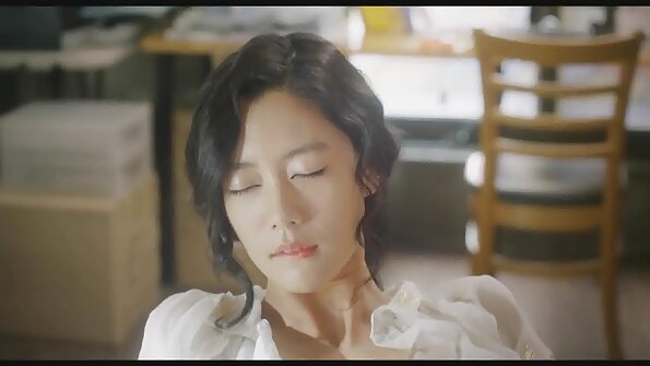 முதிர்ந்த இளம் முத்தங்கள் மற்றும் அவரது துளை நக்குகிறது தமிழ் கவர்ச்சி x