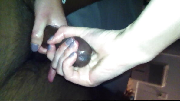 ஒரு பெரிய ஆங்கிலம் படுக்கையில் முத்தமிடும் கவர்ச்சியான தோழிகள்