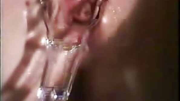 பெல்ட்டில் இருந்த ஆங்கில செக்ஸ் வீடியோ ஒரு பெரிய ஸ்ட்ராபன் புஸ்ஸிக்குள் நுழைந்தது