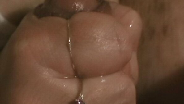 கருப்பு ஹேர்டு பிச் தன் ஆங்கிலம் மாமியின் நிர்வாண காதலிக்கு செக்ஸ் கொடுத்தாள்