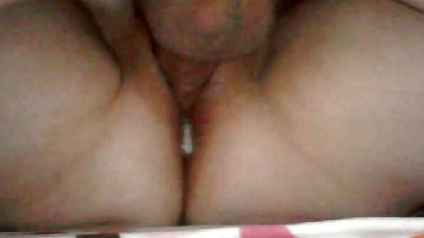 கண்ணாடி அணிந்த அழகு அவளது புழையில் ஒரு செக்ஸ் மாமியின் ஆங்கிலம் பெரிய டிக் உணர்ந்தாள்