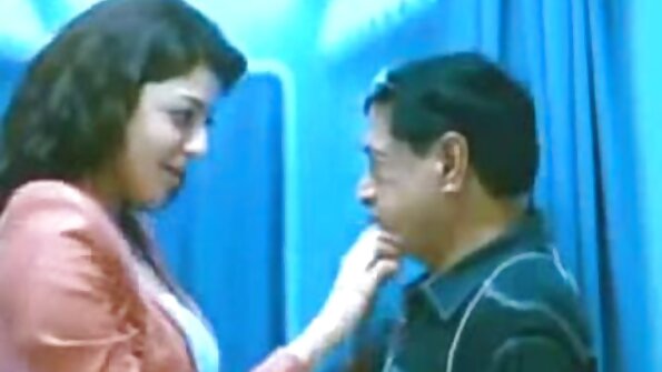 அழகி ஒரு ஷேவ் செய்யப்படாத உணர்ச்சிமிக்க மனிதனுடன் நடிப்பதில் புணர்ந்தார் தமிழ், கவர்ச்சி திறந்த