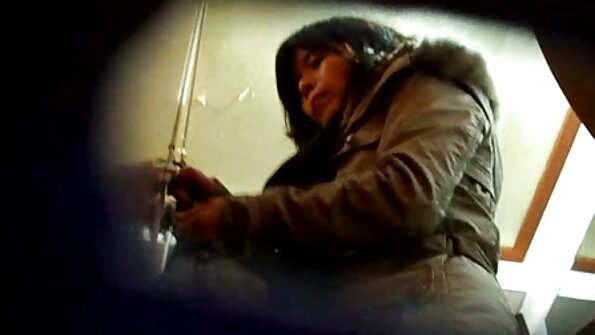 மொட்டையடித்த பெண் ஒரு பையன் ஆங்கில ஆசிரியர் செக்ஸ் மீது சவாரி செய்தாள்