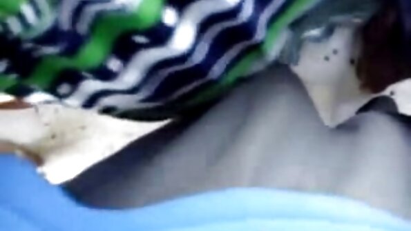 குளத்தின் ஆசிய அமெரிக்க நாட்டுக்காரன் அருகே போஸ் கொடுக்கும் தோல் பதனிடப்பட்ட குளிர்ச்சியான பெண்