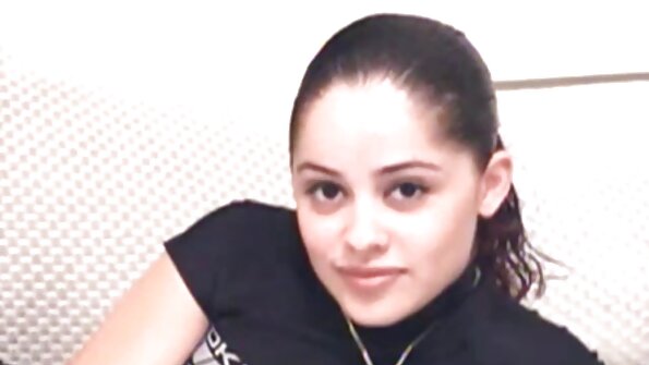 அழகான ஆங்கில செக்ஸ் படம் பெண் ஒரு அதிர்வை அவளது புழைக்குள் அடைத்தாள்