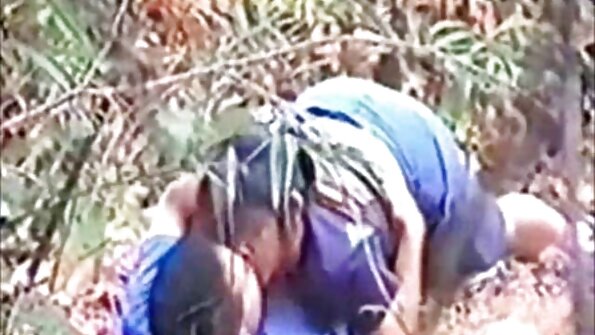 சிற்றின்ப புல்லெட் பூங்காவில் ஆங்கிலம் bp செக்ஸ் உள்ளாடைகள் இல்லாமல் தொங்குகிறது