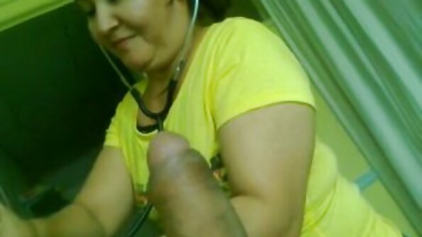 ஒரு பெரிய படுக்கையில், ஒருவர் மூன்று நாய்களை குடுக்கிறார் ஆங்கிலம் bf செக்ஸ் ஆங்கிலம் bf செக்ஸ்