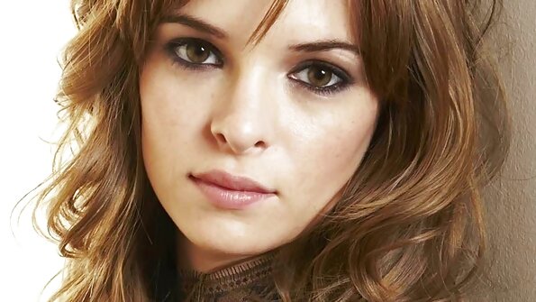 சோபாவில் அனைத்து கவர்ச்சி ஆங்கிலம் மாமியின் படம் துளைகளிலும் ஒரு பொன்னிறம் உள்ளது