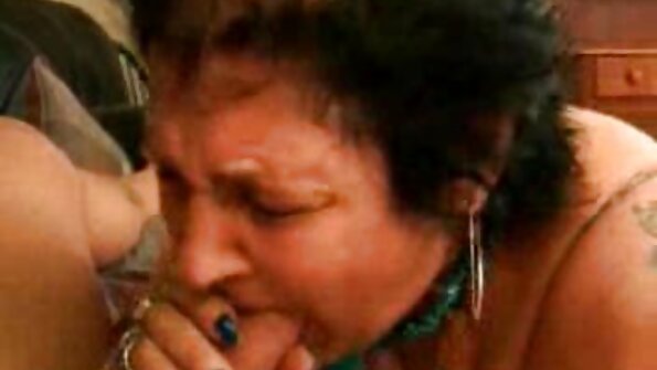 ஒரு வலிமையான மாமியின் ஆங்கிலம் மை, கவர்ச்சி பையன் தன் வாயில் கொடுத்து ஒரு பெண்ணின் காதலியுடன் சண்டையிடுகிறான்