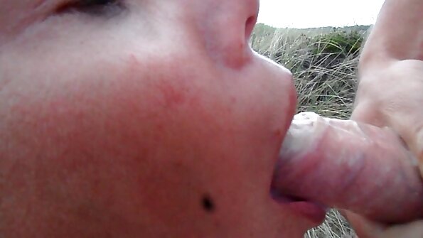 விலையுயர்ந்த வாழ்க்கை அறையில், பெண்கள் தங்கள் வாயால் புஸ்ஸிகளை முத்தமிடுகிறார்கள் கவர்ச்சி மாமியின் ஆங்கிலம் மெயின்