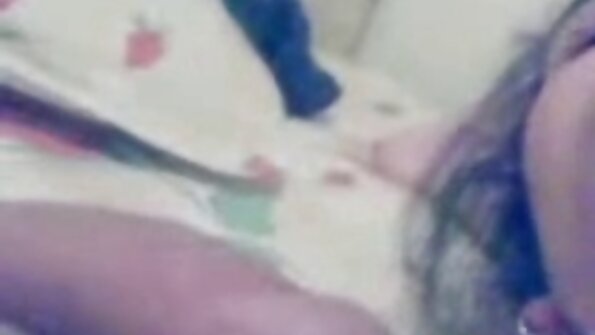 காதலிக்கும் பெண்கள் ஒருவருக்கொருவர் பங்களா கவர்ச்சி ஆங்கிலம் மொட்டையடித்த பிளவுகளை மெதுவாக நக்குகிறார்கள்