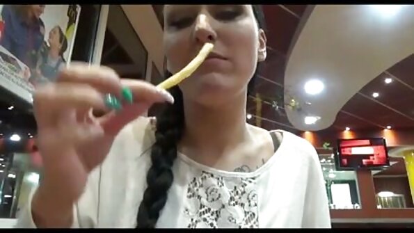 இரண்டு பதின்வயதினர் ஒருவருக்கொருவர் படுக்கையில் உணர்ச்சியுடன் வேடிக்கையாக செக்ஸ் படம் ஆங்கிலம் இருக்கிறார்கள்