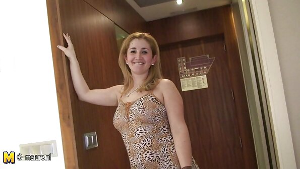 இரண்டு நல்ல பிச்சுக்கள் ஆங்கில ஆசிரியர் கவர்ச்சியான தொப்பிகளுடன் காலை உணவை சாப்பிட்டன