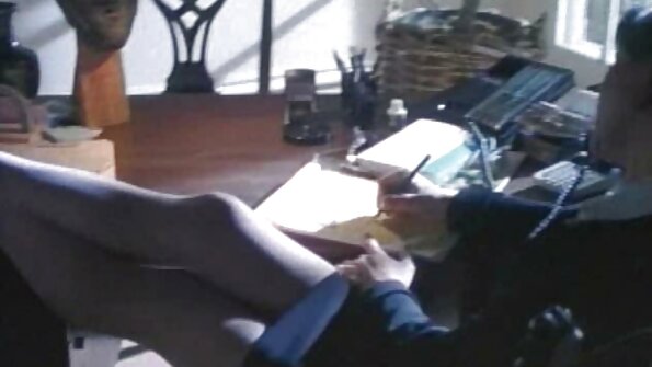 சிகப்பு மாமியின் கவர்ச்சி தமிழ் படம் முடி கொண்ட காதலியின் உதடுகளை நக்கினாள்