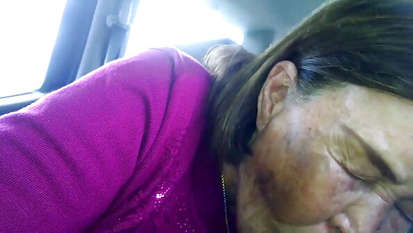 சிக்கா சிவப்பு விளக்கின் ஆங்கிலம்-ஆங்கிலம்sex கீழ் வெப்கேமரா முன் போஸ் கொடுக்கிறார்