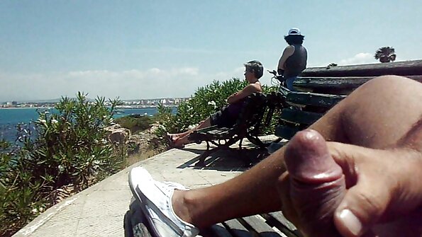 மாலையில், ஒரு நண்பர் தனது காதலியின் சவரம் செய்யப்படாத பெண்ணுறுப்பை புணர்ந்தார் நீல, கவர்ச்சி ஆங்கிலம்