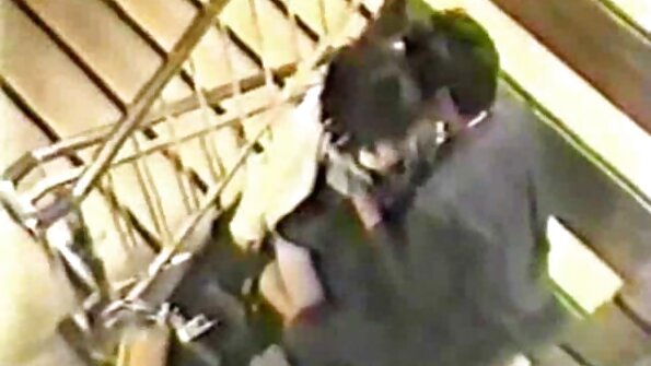 இந்த நேரத்தில், கவர்ச்சிகரமான லெஸ்பியன்கள் மாமியின் கவர்ச்சி ஆங்கிலம் மெயின் ஒரு பரஸ்பர நண்பருடன் உடலுறவு கொள்கிறார்கள்