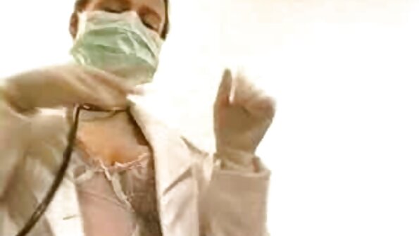 ஜிகாலோ தனக்கு கொடுக்க நீல செக்ஸ் படம் ஆங்கிலம் ஒப்புக்கொண்ட இரு தோழிகளையும் புணர்ந்தார்