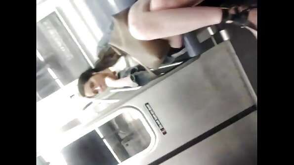 குளிர்ச்சியான கவர்ச்சி hindi ஆங்கிலம் குஞ்சுகள் ஒரு உந்தப்பட்ட பையனை கழற்றியது