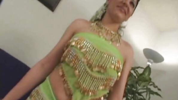 வழுவழுப்பான பொன்னிறமானது உறுப்பினர்கள் மீது மோசமாகத் தாவுகிறது ஆங்கிலம் சூடான, கவர்ச்சி