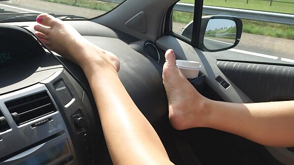 தோல் பதனிடப்பட்ட புஸ்ஸியில் ஒரு அழகான அசையும் செக்ஸ் ஆங்கிலம் அழகி