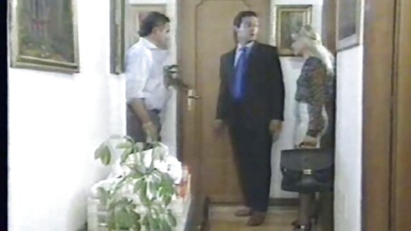 ஒரு அழகான கவர்ச்சி ஆங்கில படம், கவர்ச்சி பிரகாசமான அறையில், ஒரு பெண் ஒரு பெண்ணை நக்கினாள்