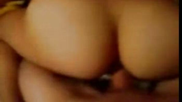 சூடான குஞ்சு தன் காதலியின் கழுதையில் எச்சில் துப்புகிறது மற்றும் அவளை குனிகஸ் செய்கிறது கவர்ச்சி நீல படம் தமிழ் மெயின்