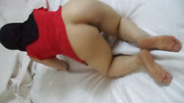 கிறிஸ்துமஸ் மரத்தில் இரண்டு லெஸ்பியன்களுக்கு இடையே ஒரு அற்புதமான ஆங்கிலம் மை கவர்ச்சி மாமியின் உடலுறவு இருந்தது