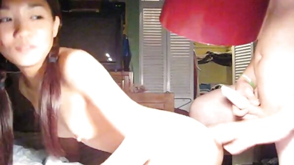 ஈரமான பிட்சுகள் படுக்கையில் லெஸ்பியன் விளையாட்டுகளை அரங்கேற்றினர் சூடான, கவர்ச்சி ஆங்கிலம் மாமியின்