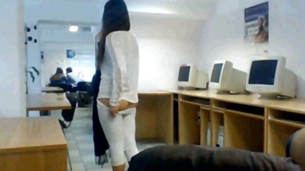 ஒரு புதிய தமிழ் செக்ஸ் வெள்ளை படுக்கையில், வயதான பெண்கள் புஸ்ஸை நக்குகிறார்கள்