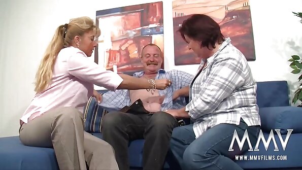 வசீகரமான அழகு மாமியின் ஆங்கிலம் sexy தன் காதலியின் புண்டையை தன் விரலால் வருடுகிறது