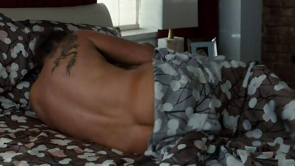 கடின உழைப்பாளியான ஒரு கேடுகெட்ட பிச் பெண்களை கழுதையில் தடிமனான டில்டோவைக் கொண்டு கவர்ச்சி மாமியின் இங்கிலாந்து வதைக்கிறது